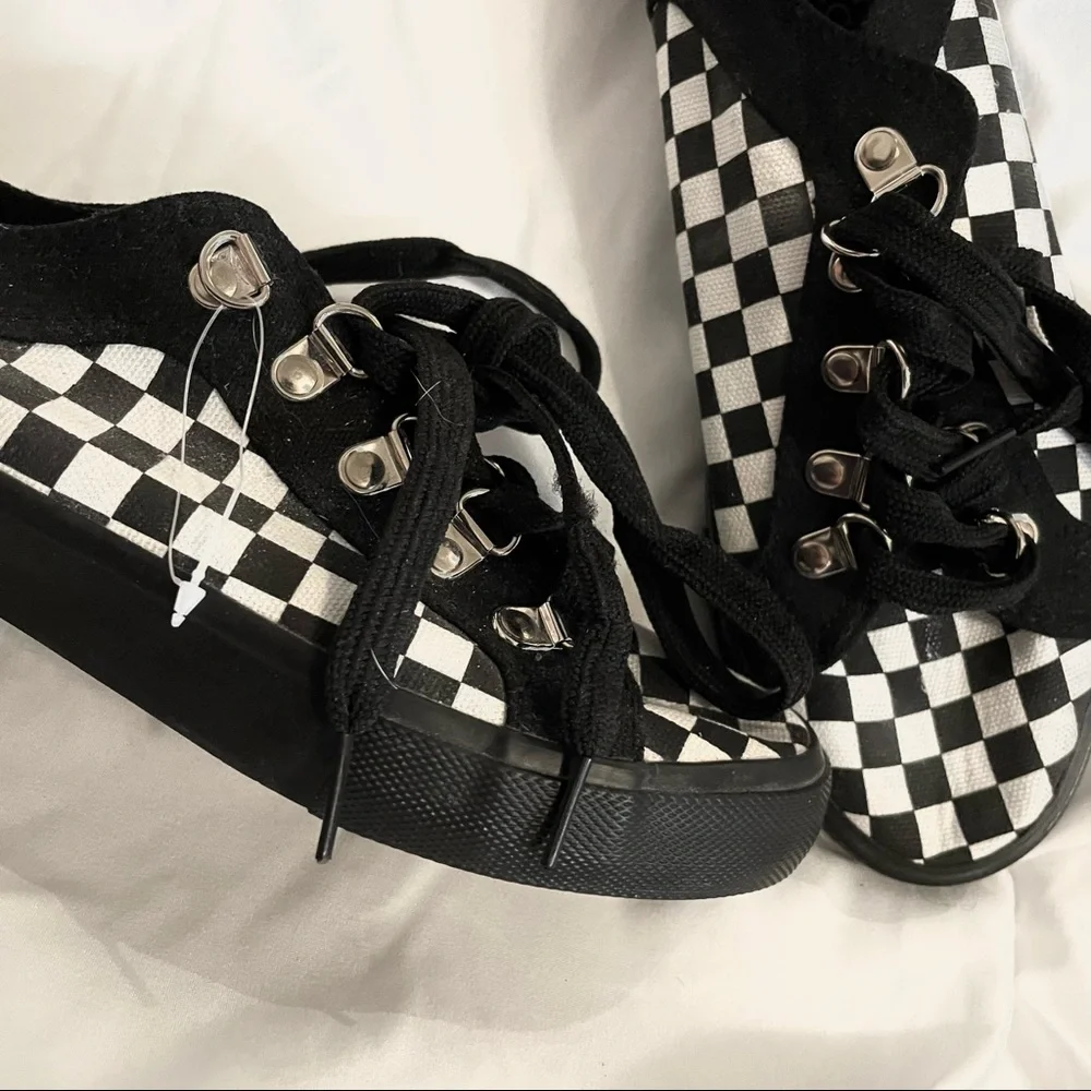 Hot topic Size 9 Checker Shoes - Picture 3 of 5